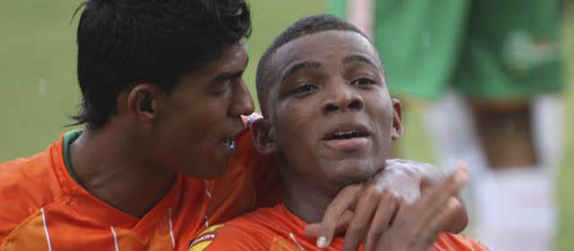 Fabra encaminó triunfo naranja | Frank Fabra vive sus primeros partidos como titular, tras la salida de Farid Díaz. Este domingo anotó su primer gol como profesional en la victoria de Envigado 3-0 sobre Quindío. FOTO MANUEL SALDARRIAGA