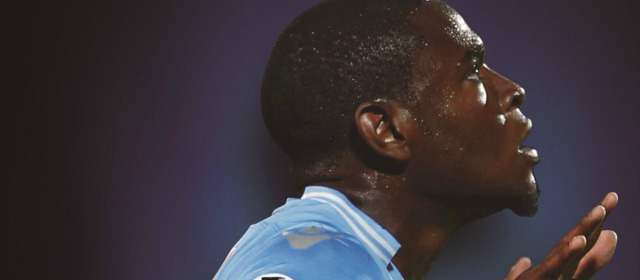 Duván evitó blanqueada cafetera en Champions | El atacante Duván Zapata logró su primer gol oficial con el Napoli. FOTO REUTERS