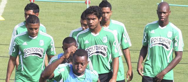 Millos y Peñarol, en la mira verde | La afición verdolaga confía en que Luis Fernando Mosquera (primero en la fila) mantenga su buen ritmo. El comienzo ha sido positivo para el nacido en Buenaventura. FOTO RÓBINSON SÁENZ
