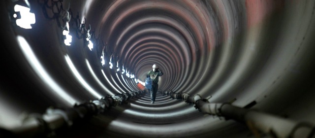 Un trabajador camina dentro de un sistema de drenaje subterráneo que maneja las guas lluvias y residuales en ciudad de México. Expertos coinciden en que la principal fuente de malos olores proviene de la saturación de su sistema de alcantarillado. FOTO AP