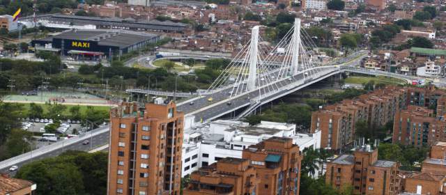 Por licitación se diseñará solución al taco de la 4Sur | Como ayer al medio día, esta escena es repetida en la salida del puente a El Poblado. FOTO JAIME PÉREZ