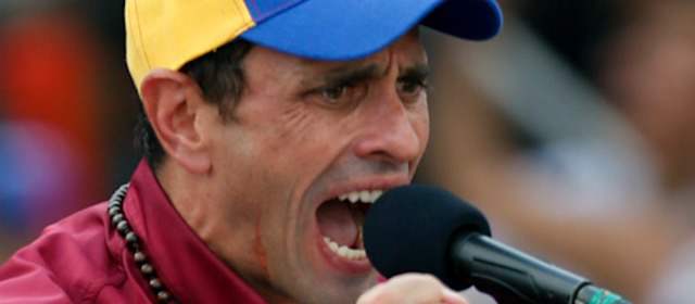 Si el gobierno no cede, habrá conflicto en este país: Capriles | Capriles, durante las marchas que se realizaron en Caracas el pasado sábado para protestar contra la escasez. FOTO REUTERS
