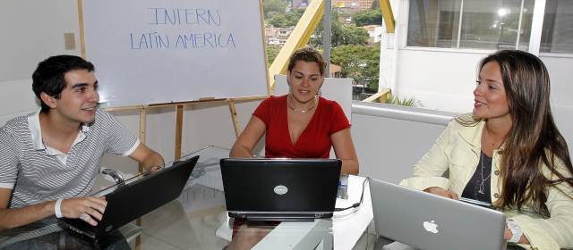 Las prácticas generaron una empresa | Johana (Derecha) actualmente trabaja para que Medellín, a raíz del premio como La Más Innovadora, se convierta en una ciudad bilingüe que le apunte a la internacionalización. FOTO: JAIME PÉREZ