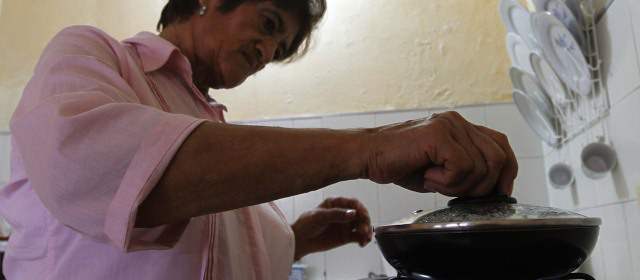 Los Carvajal celebran como los clientes un millón del gas natural domiciliario | Magdalena Úsuaga es la cliente 1 millón del gas natural en este gobierno. FOTO ROBINSON SÁENZ
