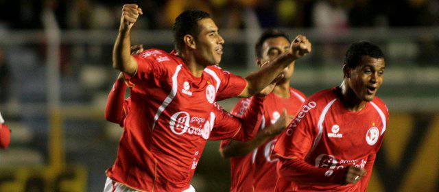 The Strongest derrotó al Juan Áurich y es líder del Grupo 1 | El colombiano John Valencia anotó para el Juan Áurich peruano. FOTO REUTERS