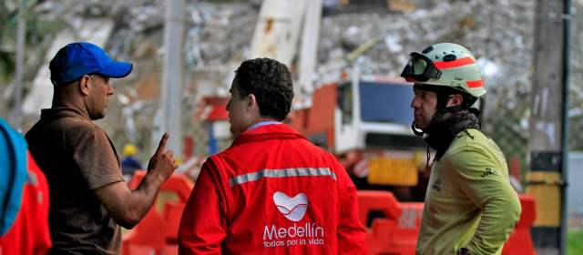 Se reforzó el equipo sicológico | Santiago Uribe de Space, Aníbal Garivia y Roberto Urquijo ayer inspeccionaban el rescate en la zona. FOTO JUAN ANTIONIO SÁNCHEZ