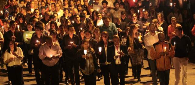 Familias mantienen viva la esperanza | Cientos de personas marcharon con propietarios y familiares de desaparecidos por desplome de la torre 6. FOTO hernán vanegas