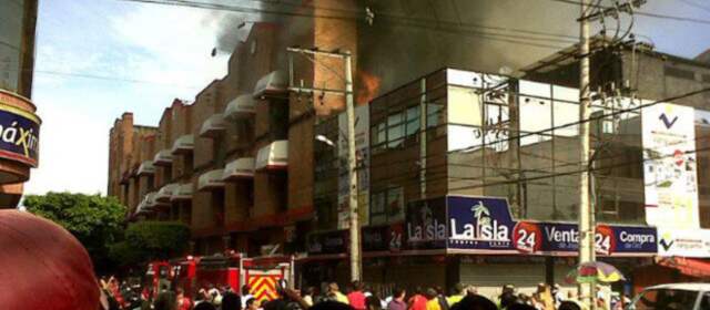 Fuerte incendio se presenta en centro comercial en Cúcuta |