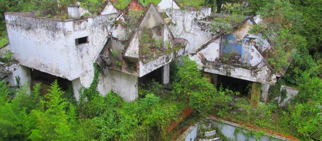 Estas son las ruinas de la casa ubicada en el barrio El Poblado de Medellín. FOTO SEBASTIÁN AGUIRRE