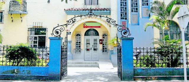 Del Prado de los 20 queda poco menos que fachadas | La casa familiar Uribe es una de las más tradicionales de Prado, pero que hoy ya no es de uso residencial. Allí funciona la clínica Psiquiátrica. FOTO MANUEL SALDARRIAGA