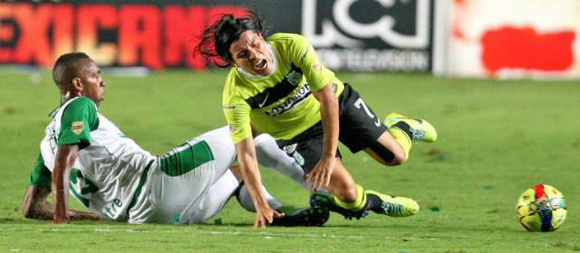 Nacional hizo todo lo que debía | Viáfara, del Cali, y Sherman, de Nacional, en la lucha durante el partido de anoche en el Pascual Guerrero. FOTO JUAN ANTONIO SÁNCHEZ