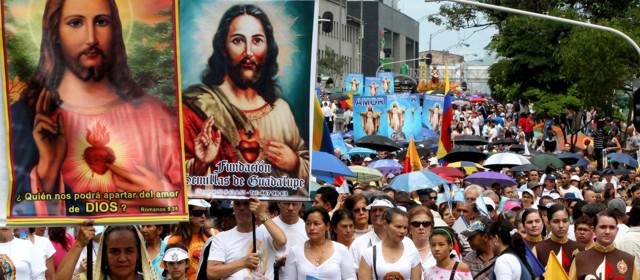 Multitudinaria asistencia a la tradicional procesión del Sagrado Corazón de Jesús | La procesión recorrió las céntricas vías de la capital antioqueña. Foto Jaime Pérez