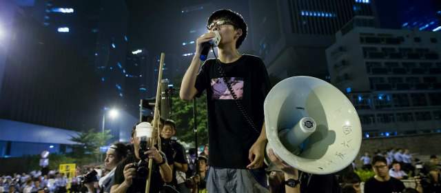 A sus 17 años, Wong es símbolo contra el régimen | Wong es uno de los líderes de las protestas. También escribió un libro, tiene programa radial y columna de opinión. FOTO REUTERS