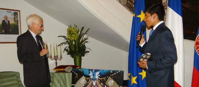 Francia le rindió homenaje a Nairo | Nairo Quintana y el embajador francés. FOTO cortesía coldeportes