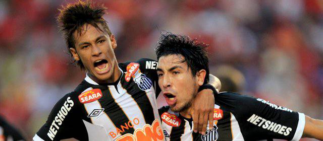 Santos vuelve a la pelea y deja al Áurich al borde de la eliminación | Neymar y Jorge Fucile celebran uno de los tantos del equipo brasileño. FOTO REUTERS