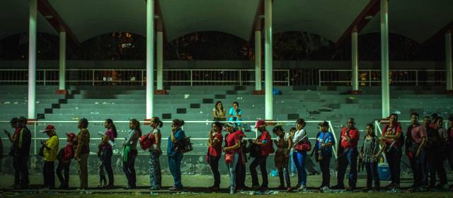 La muerte del caudillo | A la Academia Militar han llegado venezolanos de todos los rincones para ver el cuerpo del fallecido mandatario Hugo Chávez Frías, esperando hasta 20 horas en fila. FOTO JUAN ARREDONDO