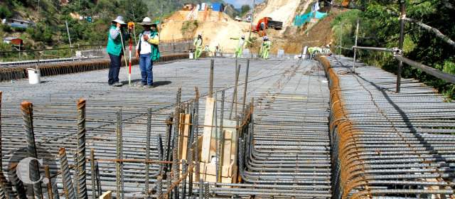 Avance de obra en la vía al túnel supera las expectativas | Este es el puente que se construye sobre la quebrada La Puerta. Estará en noviembre. Toda la obra en 13 meses. FOTO DONALDO ZULUAGA