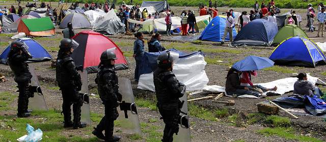 n un terreno ubicado en la cra 30 con avenida 19 del sur de Bogotá se apropiaron las familias desplazadas de diferentes partes del país reclamando el incumplimiento del Gobierno Nacional. FOTO RAÚL PALACIO-COLPRENSA