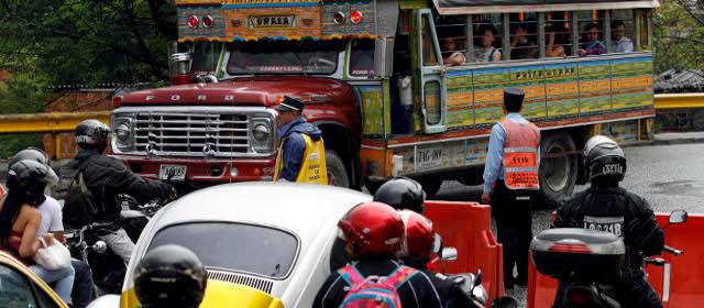 Accidente de cisterna entorpeció el retorno | Las autoridades viales controlaron el retorno de Occidente en el sector del Túnel donde hubo gan flujo. FOTO MANUEL SALDARRIAGA
