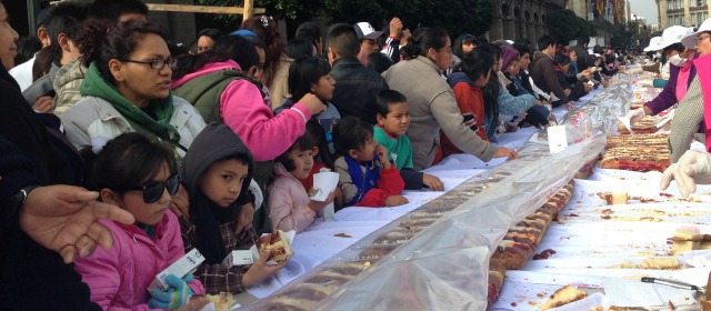 Miles de mexicanos comen una Rosca de Reyes de 9 toneladas | FOTO AP