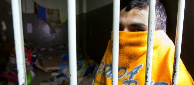 Norma de las 24 horas no se cumple en Palacio de Justicia | Las condiciones en estas celdas son infrahumanas. Hay un solo sanitario para hombres, que deben usar por turnos. FOTO ESTEBAN VANEGAS