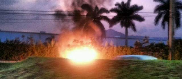 Vehículo incinerado es atendido por Bomberos Sabaneta | FOTO @ALEJOMARULANDA_