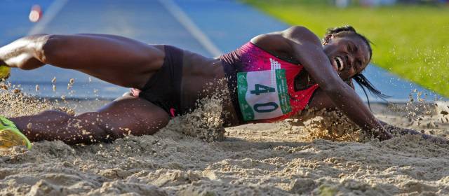 Victoria de Caterine Ibargüen en triple salto en París |