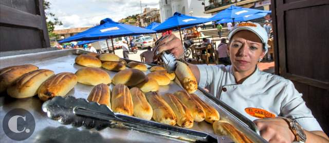 Los marinillos dominan el 87 % de las panaderías de Colombia | Muchos habitantes de Marinilla aprenden a hacer pandebonos, panes o pasteles, los tres artes básicos de una panadería. En los establecimientos se les da trabajo a otros del pueblo y algunos, con el tiempo, también crean empresa. FOTO ESTEBAN VANEGAS LONDOÑO