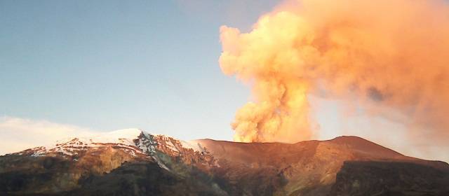 Sigue cerrado aeropuerto de Manizales por caída de ceniza del volcán Nevado del Ruiz | Cortesía Ingeominas | Los sistemas de monitoreo del volcán Nevado del Ruiz registran emisión de ceniza.