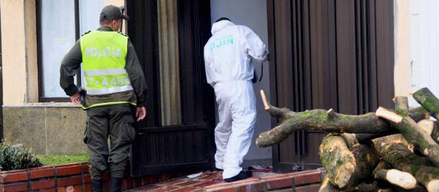Cuatro muertos dejó altercado en vivienda de Guayabal | Las autoridades judiciales informaron que, tras las primeras pesquisas, se constató que en el lugar funcionaba un negocio de motos y carros de alto cilindraje. FOTO ESTEBAN VANEGAS