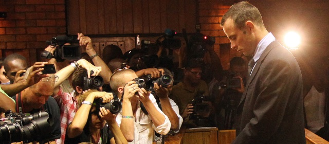 Pistorius alega que disparó contra su esposa mujer por error en la madrugada del 14 de febrero de 2013. OTO AP-ARCHIVO