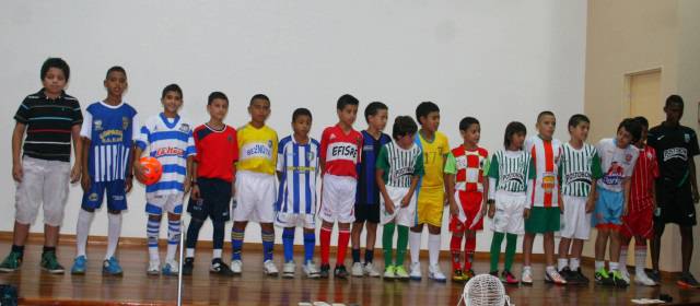 Los niños representantes de varios de los equipos que estarán en al edición 14 de la Copa Cipa-Une de fútbol.
