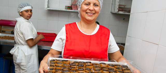 Dulces santandereanos fabricados en tierras paisas | Alba Lucy Ordóñez muestra las brevas con arequipe, uno de los atractivos de Dulces Chatos de Antioquia, las cuales se venden en diferentes presentaciones. FOTO: ESTEBAN VANEGAS