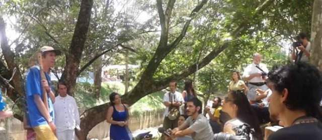 Hector Buitrago con los defensores del túnel verde FOTO CORTESÍA