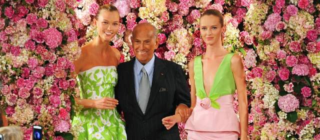 Esta fue la última aparición en pasarela del diseñador dominicano. Fue en la Semana de la Moda de Nueva York este año. Foto AP
