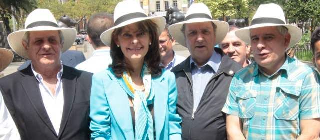 "No voy a negociar con cheque en blanco": Marta Lucía Ramírez | Manuel Santiago Mejía, Marta Lucía Ramírez y Raúl Tamayo, en Plaza Botero durante la visita a Medellín. FOTO HERNÁN VANEGAS