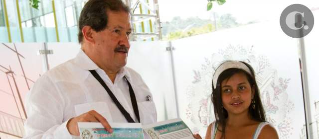 Carolina obtuvo la atención que pedía | El vicepresidente Angelino Garzón, se comprometió con Carolina a que las políticas públicas incluyan a los niños. FOTO ESTEBAN VANEGAS