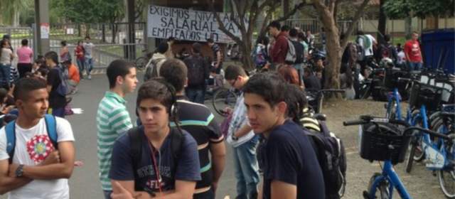 Manifestantes bloquearon la entrada a la Universidad Nacional pidiendo nivelación salarial |