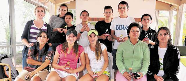 Los juveniles paisas alcanzaron 4 títulos en el Nacional de tenis | Los chicos paisas celebraron con sus madres. FOTO CORTESÍA