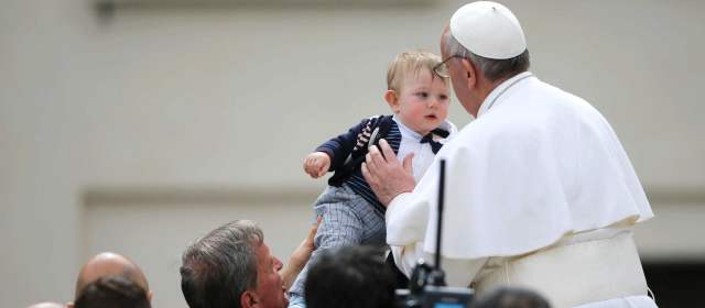 El obispo de Roma recorrió el recinto vaticano en el papamovil y en la misma línea que en estos primeros días de pontificado, besó a niños y saludó a los numerosos fieles presentes. FOTO REUTERS