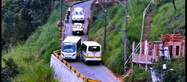Metroplús ya conecta 19 rutas alimentadoras | Las rutas alimentadoras lidian a diario con la estrechez de algunas vías y las dificultades de tránsito en sectores periféricos de Medellín. FOTO JUAN ANTONIO SÁNCHEZ