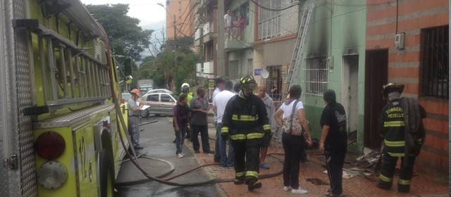 Incendio afectó una vivienda del barrio Boston, en el centro de Medellín | El incendio se registró pasadas las 11 de la mañana de este lunes. Foto Julio César Herrera.