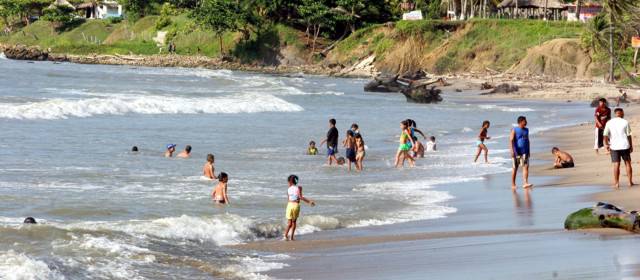 Bañistas en Arboletes no respetan medida de la playa cerrada