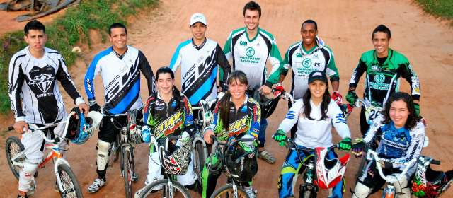 Andrea le sigue la huella a Mariana en Suramericanos de la Juventud | Tres de ellos están en la Selección de BMX. Andrea Escobar, abajo, al centro. FOTO juan a. sánchez