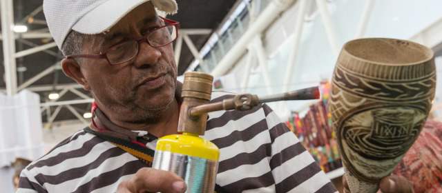 Totumos y pastelitos de arroz, identidad caribeña | Este es el proceso de los diseños que realiza Jabit en los totumos. FOTO: ESTEBAN VANEGAS