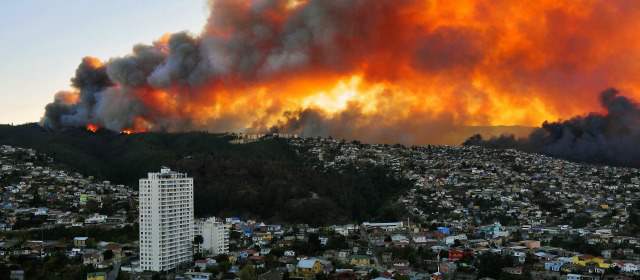 Incendio en Chile deja ocho personas muertas y más de 5 mil evacuadas | FOTO AFP