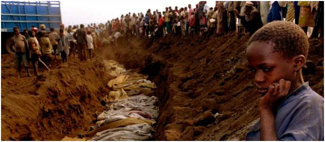 En esta imagen del 20 de julio de 1994, una niña refugiada de Ruanda observa desolada una fosa común en la que sepultan decenas de cuerpos de víctimas de la matanza de tres meses en la que murieron 800.000 personas. FOTO ARCHIVO REUTERS