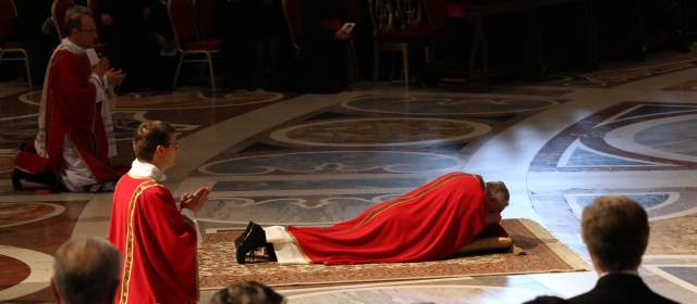 Tendido en el piso el Papa presidió la Pasión de Cristo | Foto: AP