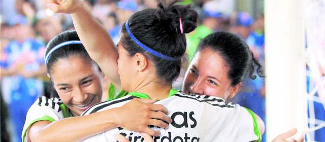 Paisas de Girardota prendieron fiesta con título de microfútbol | Nayla Imbachi, Paula Botero y Diana Ospina fueron el soporte de Paisas ayer en Girardota. FOTO HERNÁN VANEGAS