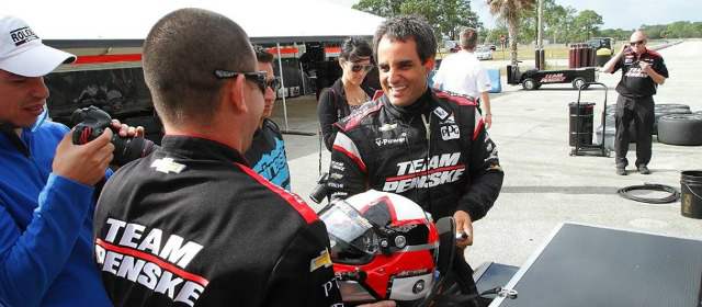 Estoy cansado de dar lástima: Montoya | Juan Pablo Montoya con su nuevo equipo. FOTO cortesía Indycar